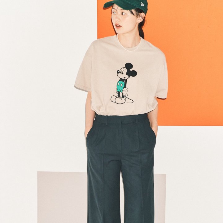 キャッチーなTシャツに合うボトムは？スラックスパンツを選びたい。【FUDGE 5月号連動企画-この夏の相棒Tシャツ | DAY 14】