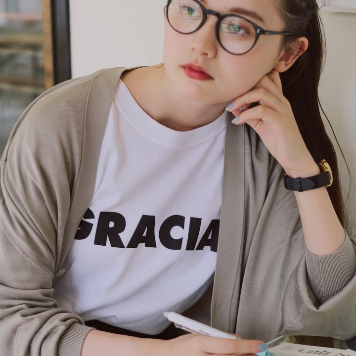 初夏のTシャツコーデ。冷房対策にもなる薄手カーデで品よく【FUDGE 6月号連動企画-Tシャツ、ポロシャツ、シャツをきちんと着ましょう | DAY 15】