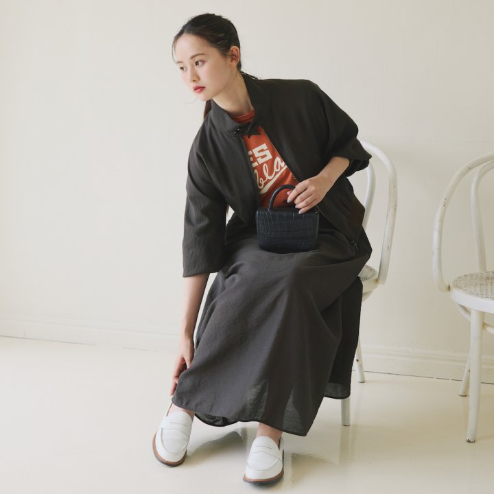 初夏のブラウンコーデ。セットアップにはあえてTシャツをINしてカジュアルに【FUDGE 6月号連動企画-Tシャツ、ポロシャツ、シャツをきちんと着ましょう | DAY 12】