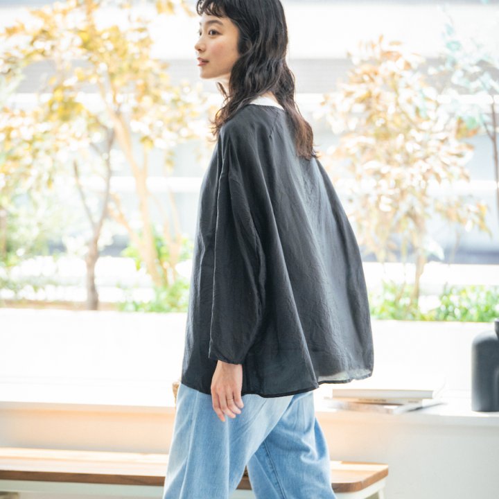 夏の涼しい黒、叶えてくれるのはこのブラウス。デニムと合わせて爽やかに【FUDGE FRIEND おしゃれさんの毎日コーディネート vol.584｜田中真里奈】
