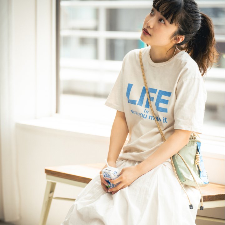 涼し気で秋ニュアンスもほんのり。夏の終わりはミルクティー色がいい！【FUDGE FRIEND おしゃれさんの毎日コーディネート vol.585｜大島花菜】