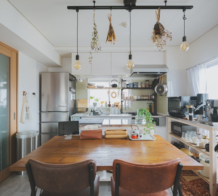 ヴィンテージ家具を集めた自室と、DIYで見せるキッチン。2LDK47㎡ 二人暮らしのインテリア 【私らしく暮らす】