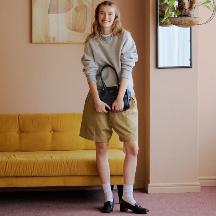 グレーのスウェットは、パールネックレスでレディな趣きを楽しむ【FUDGE dig.|大人のチノハーフパンツ着回し計画- 04】