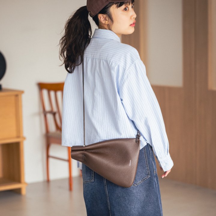 シャツ×デニムコーデ。秋になるとブラウンをトッピングしたくなるよね?【FUDGE FRIEND おしゃれさんの毎日コーディネート vol.593|大島花菜】