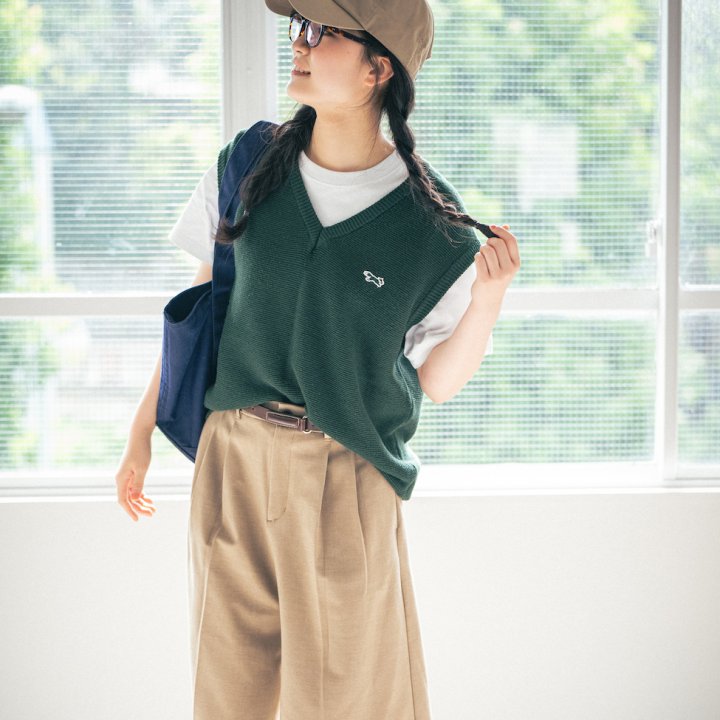 少し汗ばむ秋晴れには、白Tシャツ×ニットベストがちょうどいい！【FUDGE FRIEND おしゃれさんの毎日コーディネート vol.596｜ 栁沼芽以】