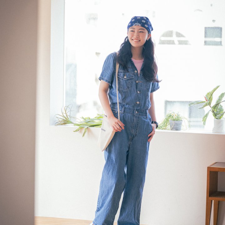 デニムにピンクの差し色ってやっぱり可愛い！《リーバイス》のオールインワンコーデ【FUDGE FRIEND おしゃれさんの毎日コーディネート vol.588｜ 栁沼芽以】