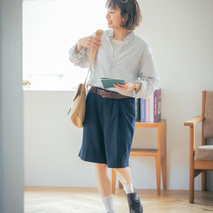 初秋にぴったりなシャツ×ハーフパンツ。パリの蚤の市で見つけた《パラブーツ》で格上げ【FUDGE FRIEND おしゃれさんの毎日コーディネート vol.598｜momo】