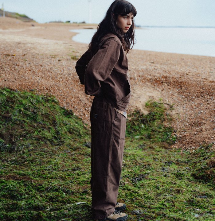 ゆったりとしたシルエットや90年代のムードに注目。伝統を受け継ぎながら進化した《グラミチ》の2025AWコレクションが登場