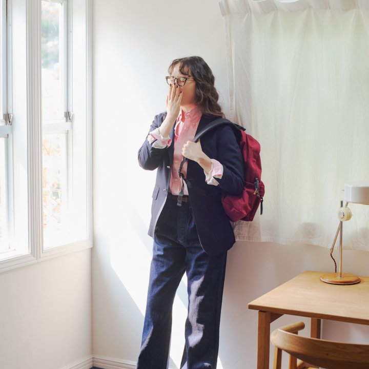 ワイドデニム×紺ブレをさらりと羽織って、軽やかな秋のボーイスタイルを。【FUDGE 10月号連動企画 – 濃紺デニムがあれば。| DAY 1】