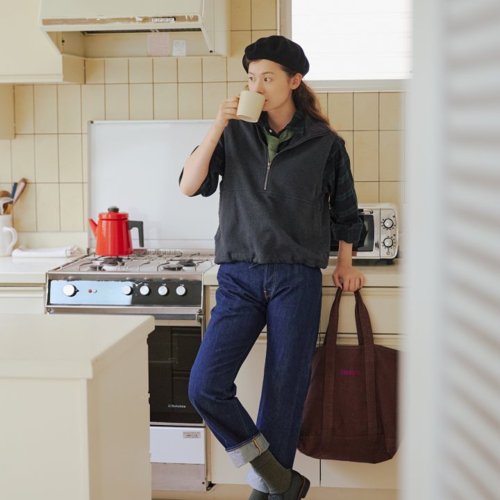 ベストにネクタイ…オンクルスタイルで楽しむ、秋のストレートデニム。【FUDGE 10月号連動企画 – 濃紺デニムがあれば。| DAY 2】