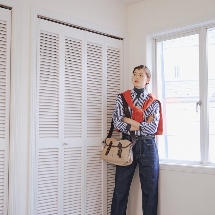 秋のデニムスタイルは、大胆なロールアップと差し色でこなれ感を演出して【FUDGE 10月号連動企画 – 濃紺デニムがあれば。| DAY 7】