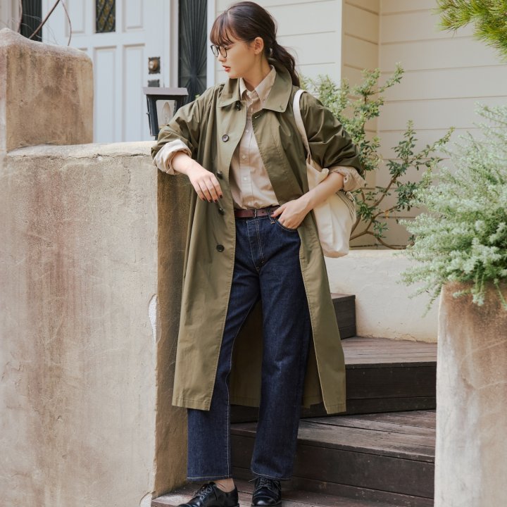 ストレートデニム×バルマカーンで楽しむ秋の装いは、外しのトートバックもポイント!【FUDGE 10月号連動企画 – 濃紺デニムがあれば。| DAY 15】