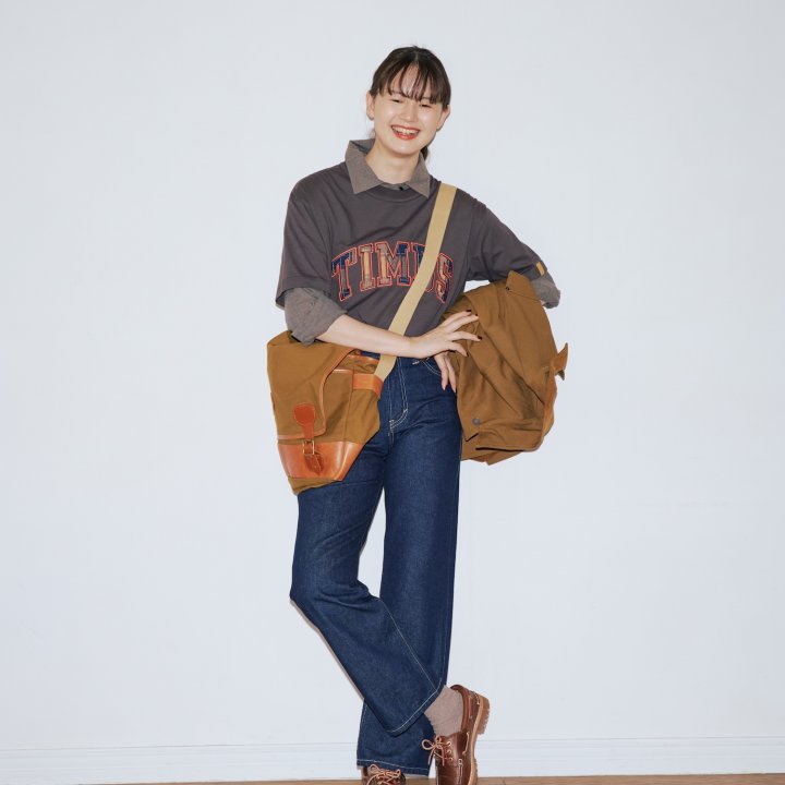 この秋はストレートデニムに、Tシャツ×シャツを重ね着しましょ!【FUDGE 10月号連動企画 – 濃紺デニムがあれば。| DAY 8】