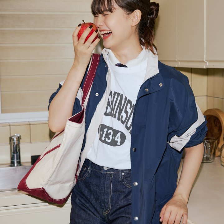 学生気分で着こなしたい! カレッジムードを効かせたワイドデニムスタイル【FUDGE 10月号連動企画 – 濃紺デニムがあれば。| DAY14 】