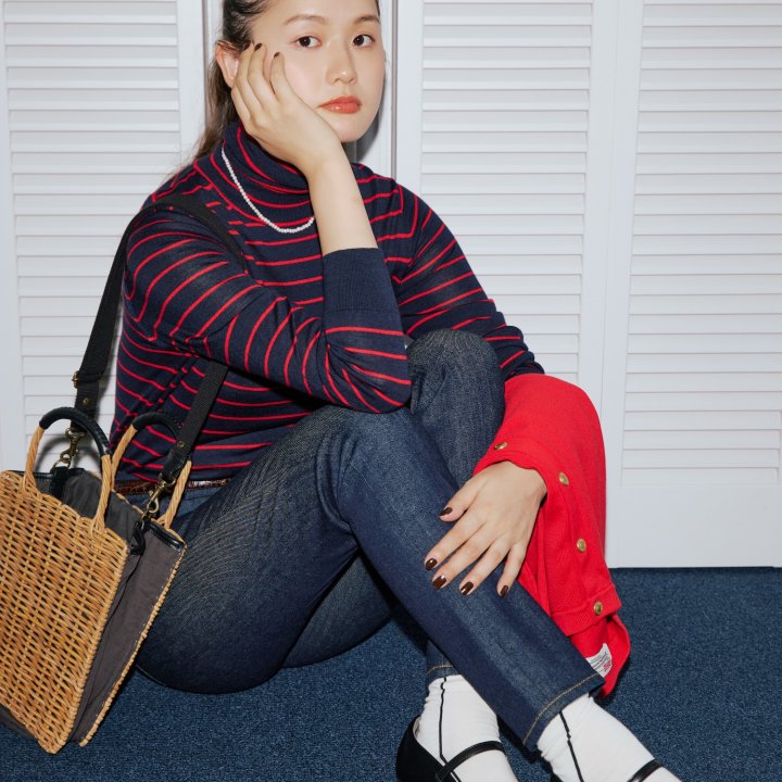 《ヤヌーク》のスリムテーパードで叶える、秋のフレンチシック【FUDGE 10月号連動企画 – 濃紺デニムがあれば。| DAY 10】