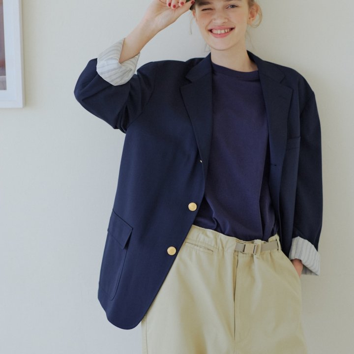 グリーンのキャップがアクセント。紺ブレザーでアイビールック【FUDGE dig.|ベージュのチノパンありきで3色コーデ- 05】