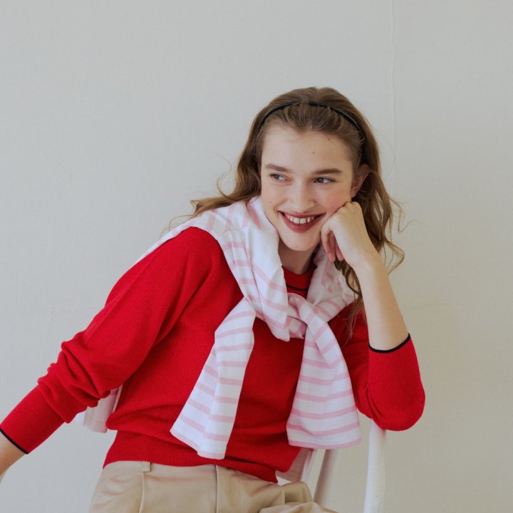 赤ニットで華やかに。フレンチガールのチノパンルック【FUDGE dig.|ベージュのチノパンありきで3色コーデ- 01】