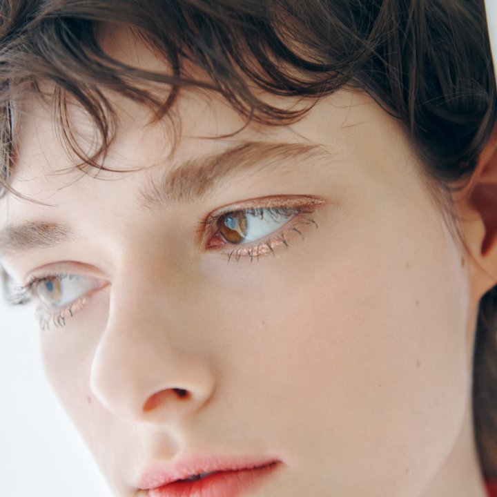 シャツ×デニムの秋の定番のコーディネートは、髪色よりも薄め・明るめの“ミュート眉”でアップデートしよう