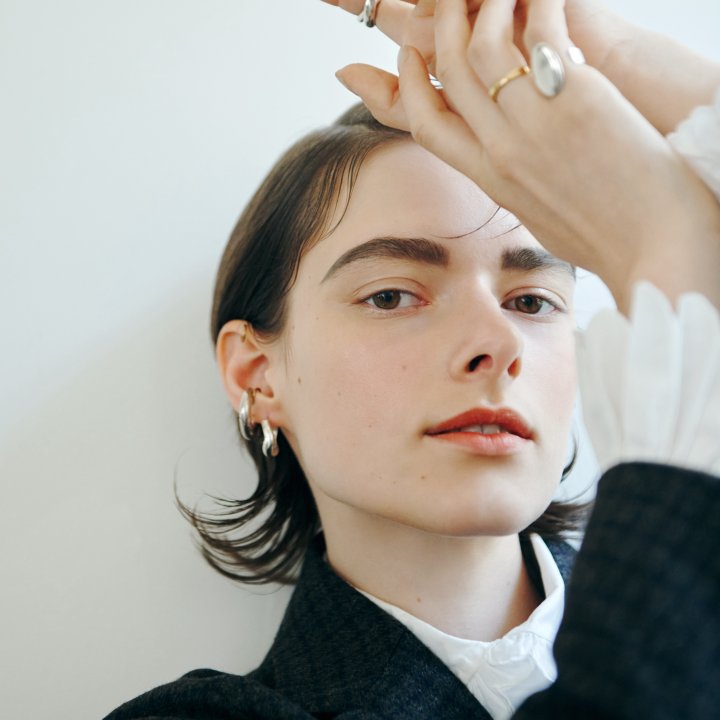 秋のトレンドのフリルシャツは、キリッと太めの“ボーイズ眉”で甘さを引き算して上品に!