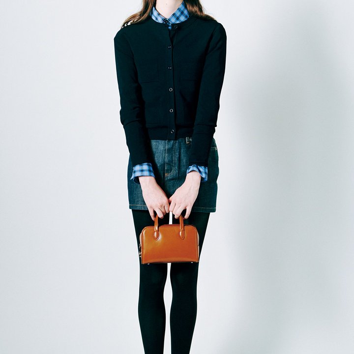 デニムのカジュアルコーデが上品に決まるレザーバッグの底力【本日のFUDGE GIRL-11月10日】