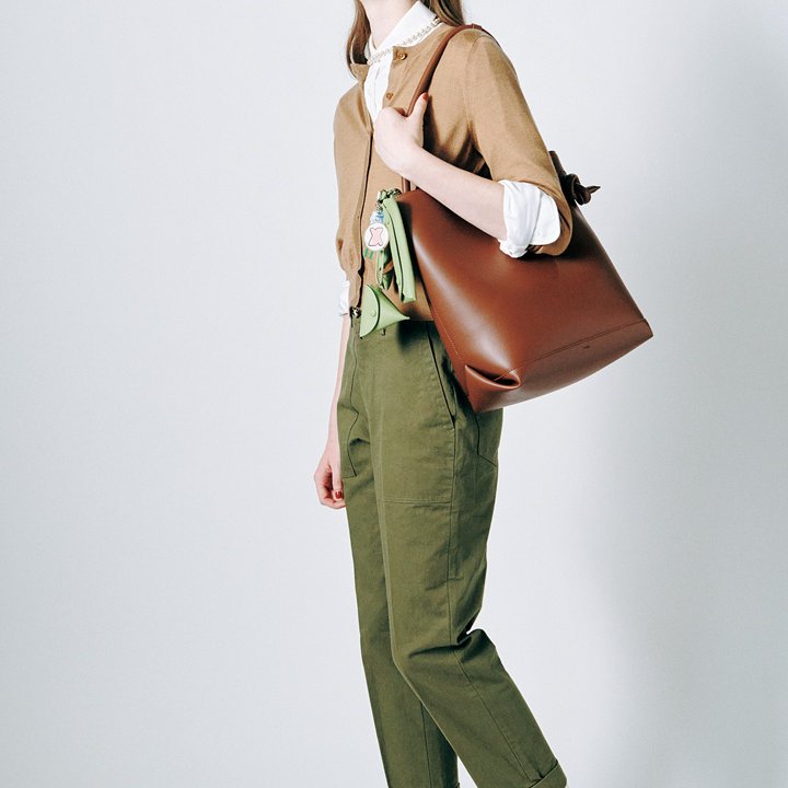 シンプルなのに、個性的！収納力抜群のお仕事バッグがポイントのコーデ【本日のFUDGE GIRL-11月7日】