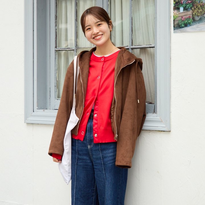 気分も色づく鮮やかな「赤」に釘付け！主役色を引き立てる秋のバランスコーデ【ファッジウィークエンド ファッションスナップ】