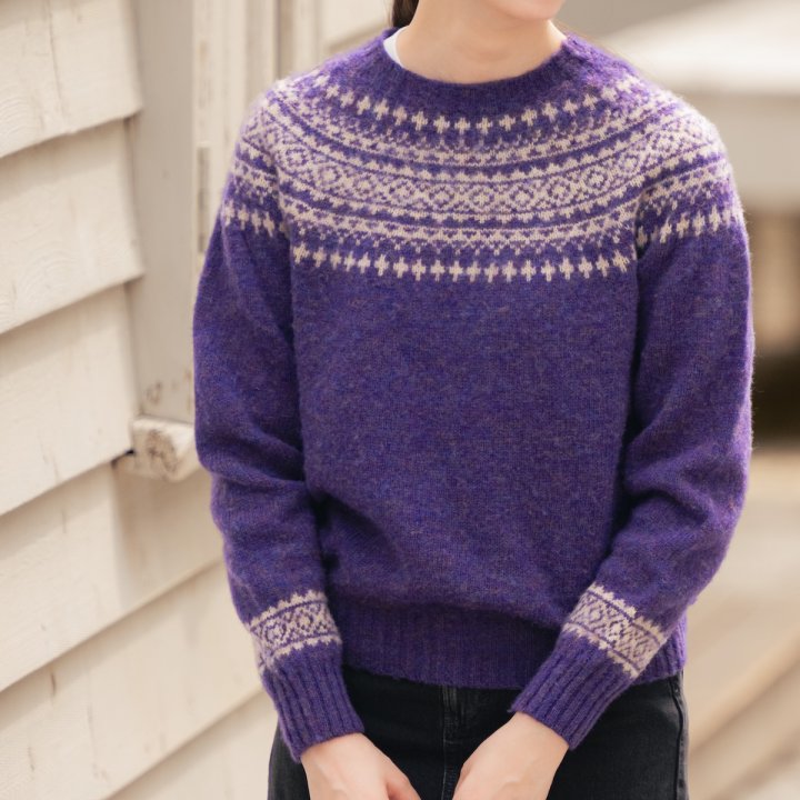 デニムスカートを上品に着るには？ パープルのフェアアイルニットが正解です。【FUDGE 11月号連動企画 -デニムに恋したセーター| DAY 8】