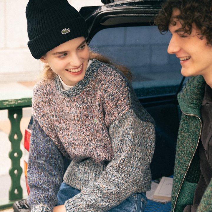 ホリデーシーズンのお洒落は《ラコステ》と。気取らないふたりの素敵な着こなし