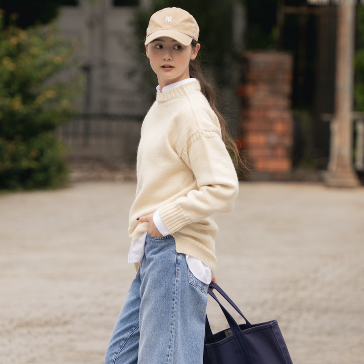 夏に活躍した淡色デニムを秋らしく着こなすなら、ガンジーセーターを合わせてみて！【FUDGE 11月号連動企画 -デニムに恋したセーター| DAY 7】