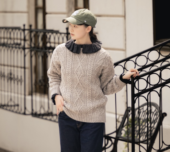 アランセーターにフリルブラウス重ねて、可憐さをプラスして。【FUDGE 11月号連動企画 -デニムに恋したセーター| DAY 14】