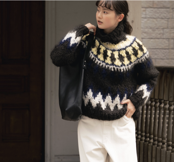 ほっこり模様のノルディックセーターは、ホワイトデニムと合わせてきれいめに着こなそう【FUDGE 11月号連動企画 -デニムに恋したセーター| DAY 3】