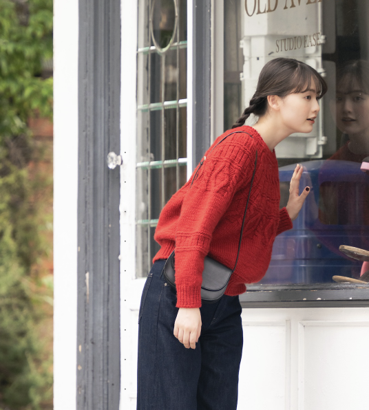 この秋は真っ赤なアランセーターで決まり！ 濃紺デニムと合わせてメリハリのあるスタイルに。【FUDGE 11月号連動企画 -デニムに恋したセーター| DAY 1】