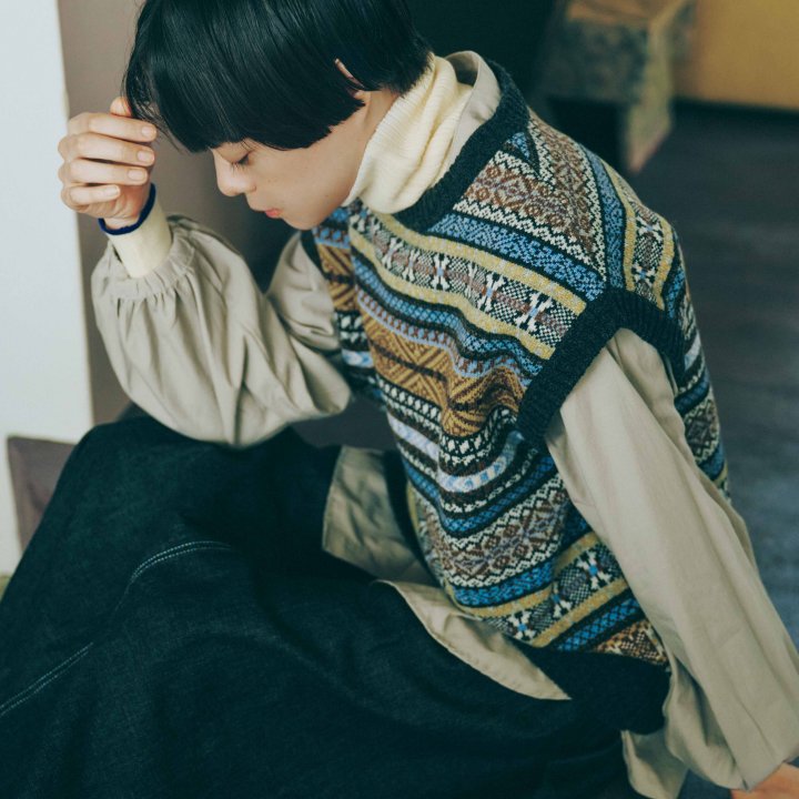 〈NARU factory〉セーターとコーデュロイパンツ