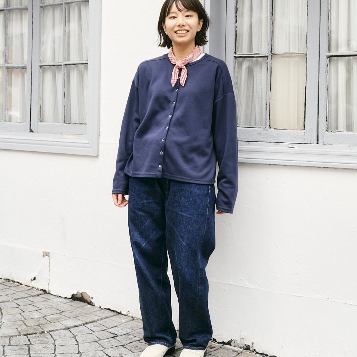 チェック柄、カチューシャ、トートバッグ……、マンネリしがちなベーシックカラーの装いに小物でアクセントをプラス！【ファッジウィークエンド ファッションスナップ】