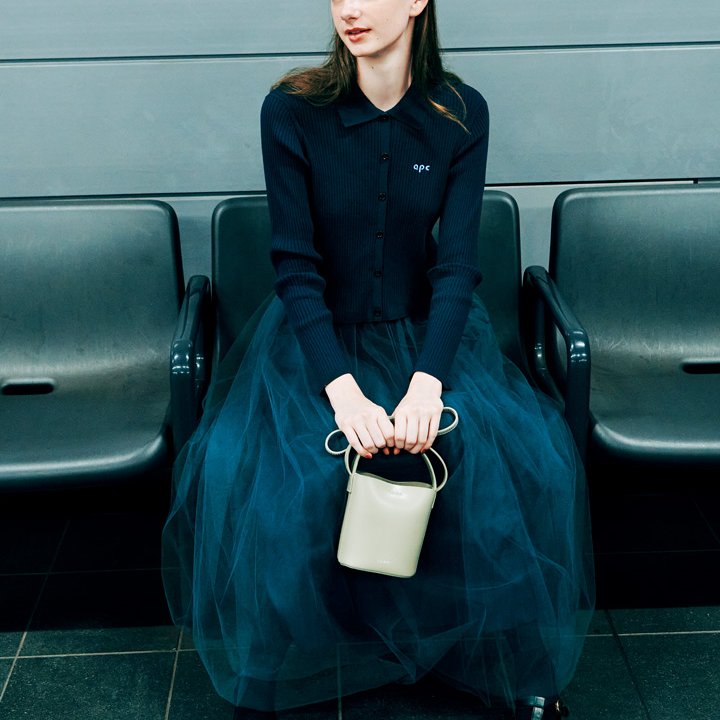 レディなネイビーコーデにはベージュのバッグを合わせてコーデにメリハリを【本日のFUDGE GIRL-11月6日】