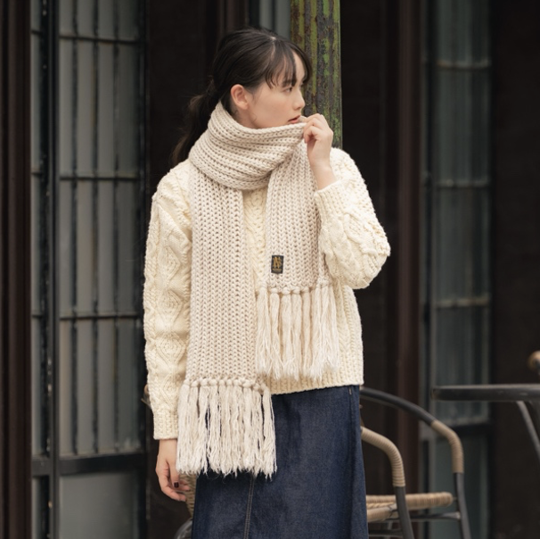 冬の主役は真っ白なアランセーター！ デニムスカートと合わせて上品に着こなして。【FUDGE 11月号連動企画 -デニムに恋したセーター| DAY 12】