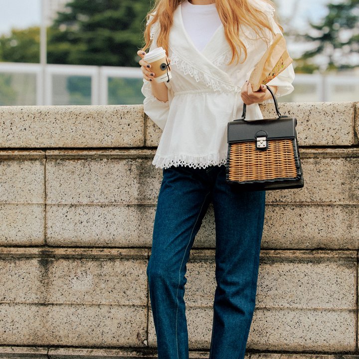 ガーリーなトップスにはスリムフィットのデニムが好相性【本日のFUDGE GIRL-10月13日】