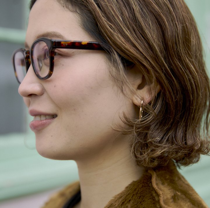 コーデの仕上げはメガネ・バッグ・アクセサリーで”自分らしさ”をプラスして【ファッジウィークエンド ファッションスナップ】