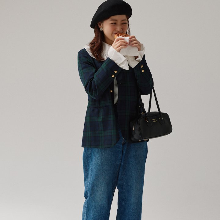 秋の定番、ジャケットとデニム。フリルブラウスで甘さを足して新鮮に！【FUDGE FRIEND おしゃれさんの毎日コーディネート vol.611｜Maruru】