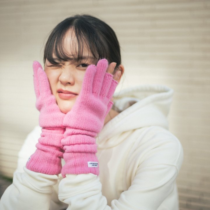 白オーバーオールには、ピンクの手袋で洒落感をプラスしよう【FUDGE 12月号連動企画-ネコのパレット| DAY 03】