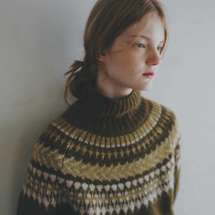 万能な《バブアー》のニット！かわいいとメンズぽさがちょうどよいフェアアイルニット【FUDGE dig.｜スマートに着れる、フェアアイルニットを探して- 06】