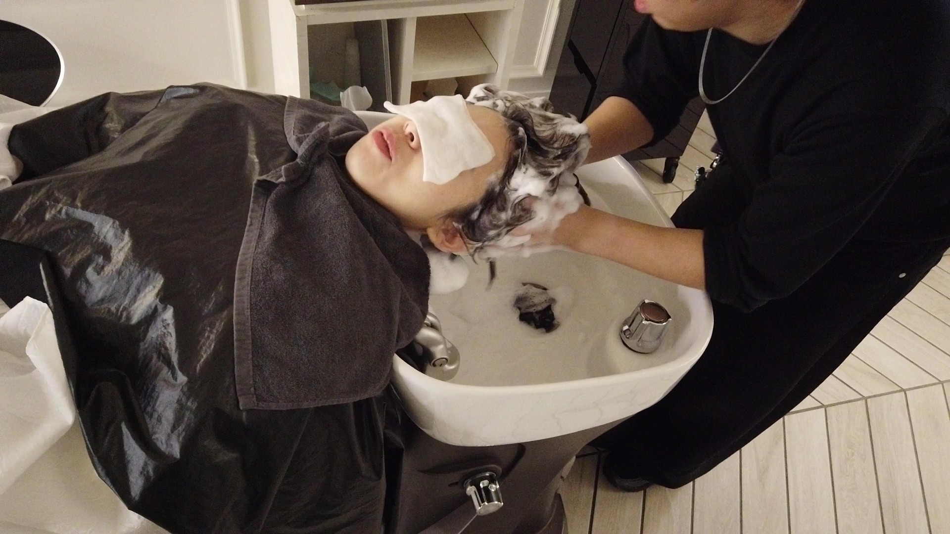 シャンプーはしっかりと泡立てて時間を置く