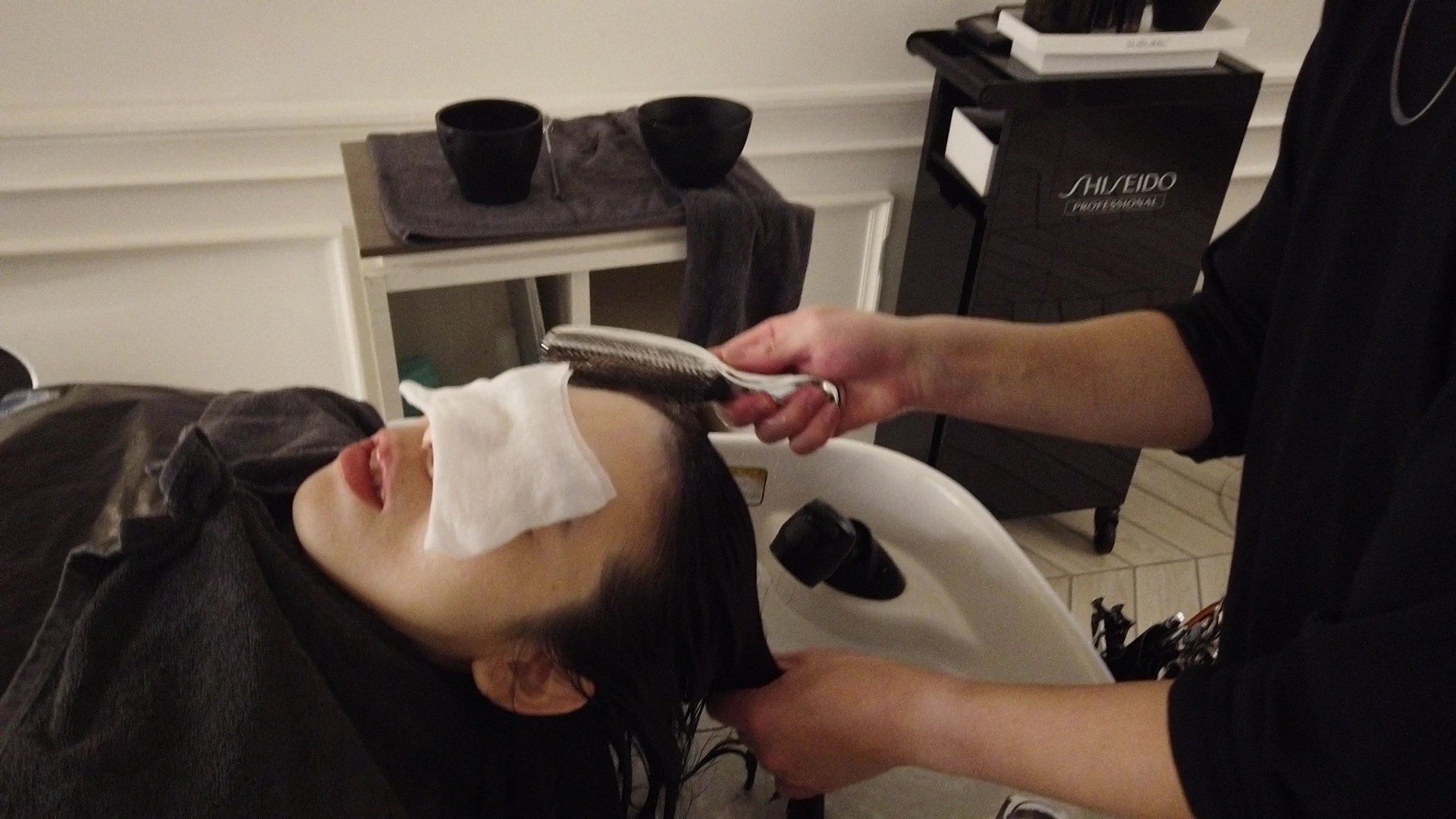 髪をお湯に2～3分ほどつけてブラシでとく