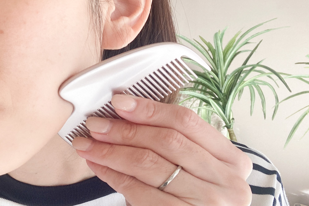 プチギフトにピッタリなプライスと心地よい“かっさ機能”も癒し「グロッシーケア メタルカッサコーム」