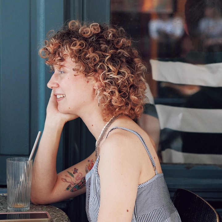 個性もあって、ファッションのポイントにもなって素敵！一度はしてみたいカーリーヘア4選