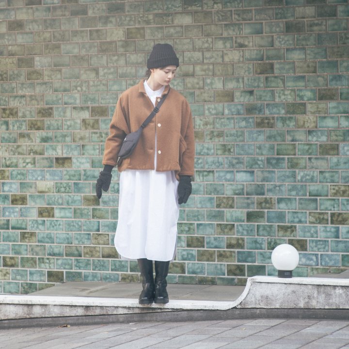 冬のシャツワンピースは、ブラウンの短めコートと合わせたい【FUDGE 12月号連動企画-ネコのパレット| DAY 12】