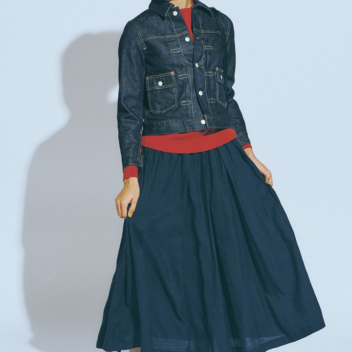 一気にカジュアル上品なコーデになる。デニム with ジャケットのコーデ7選