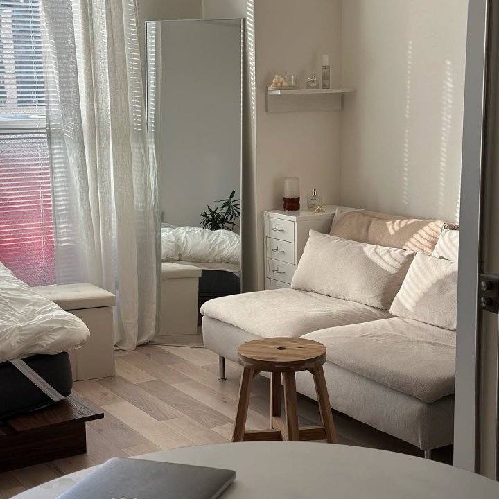 白とグレーを基本に小物が映える。築35年、一人暮らしの1DKインテリア 【私らしく暮らす】