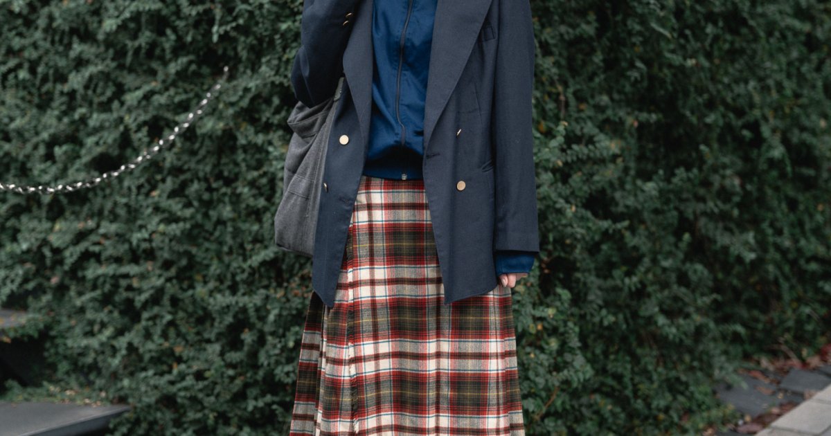 ジャージ×チェックスカートが可愛い！古着ミックスのレイヤードコーデ