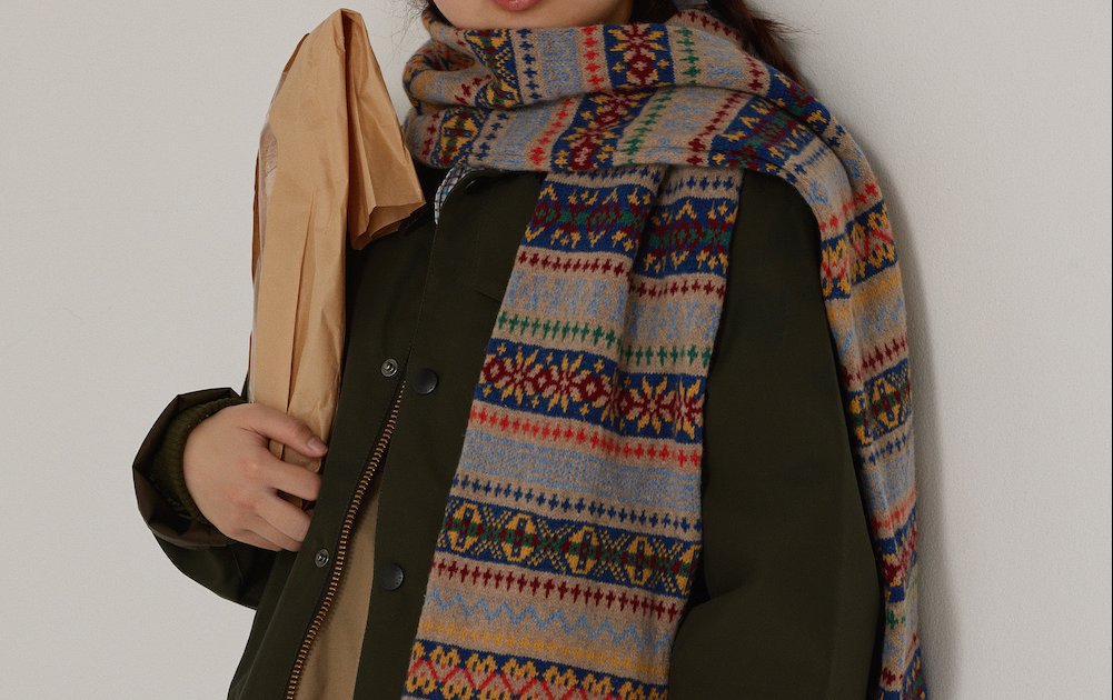 ポロ ラルフ ローレン》のフェアアイル柄マフラーがアクセ代わり